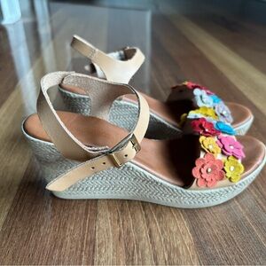 Super cute size 7.5 wedges. Barely worn.